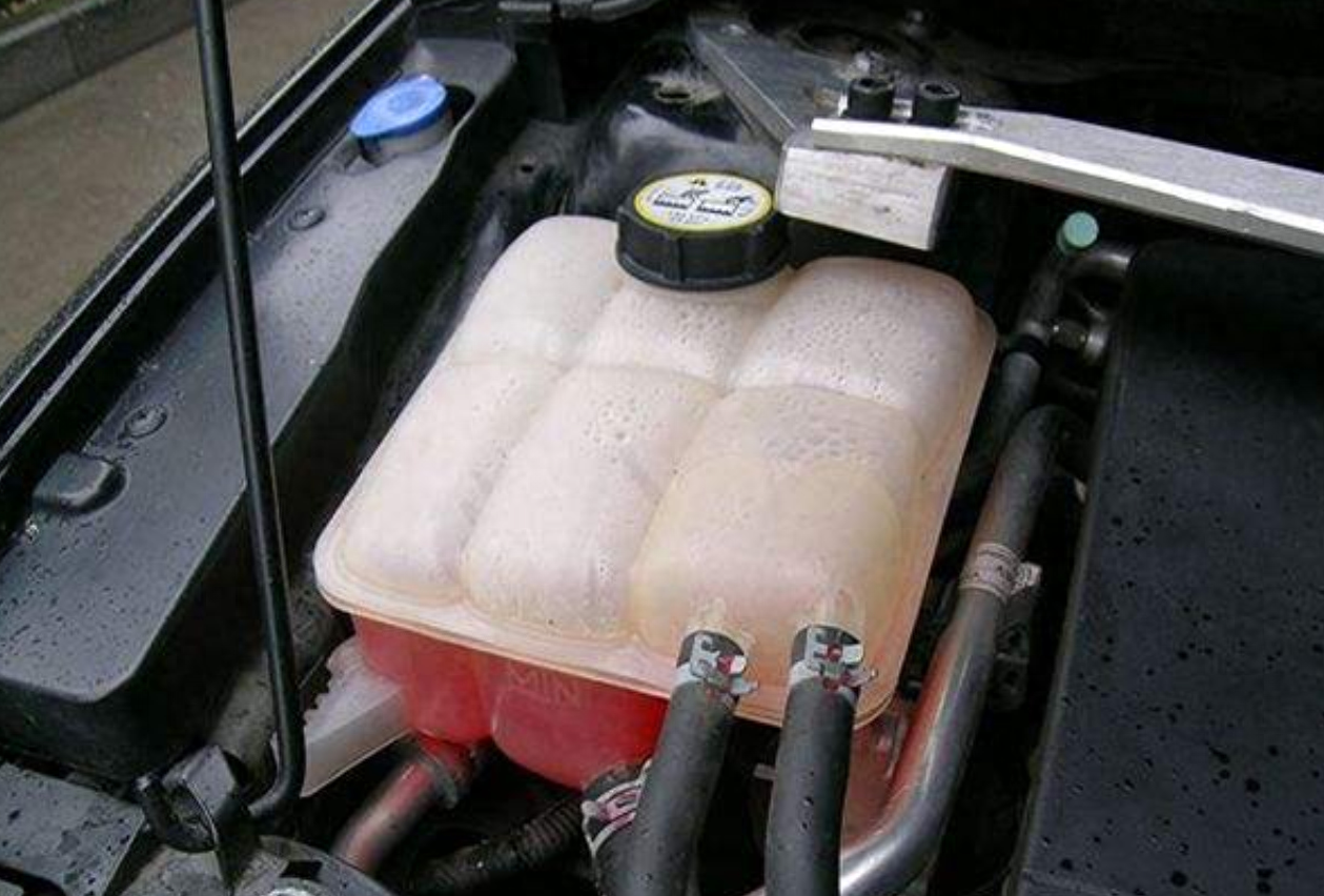 小车冷却液多长时间更换（汽车防冻液两年就要换一次吗）