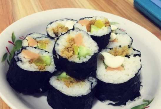 做寿司用什么米煮饭和什么紫菜比较好吃（寿司做法与步骤）