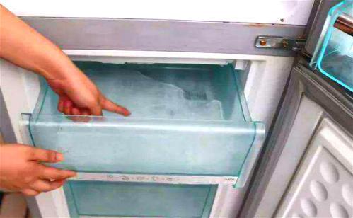 冰箱里面结冰是什么原因造成的（冰箱一般开几档不结冰）