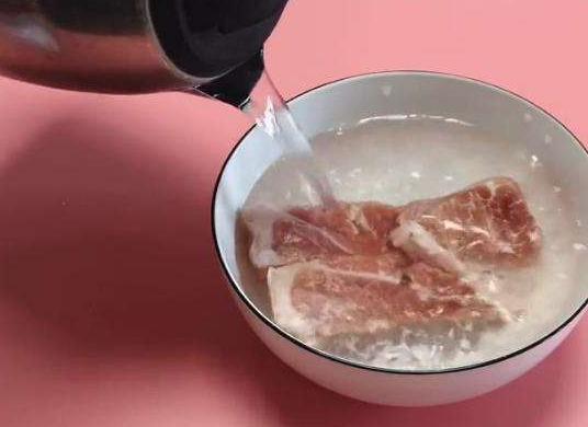从冰箱拿出来的冻肉可以直接煮吗（肉解冻用冷水还是热水）