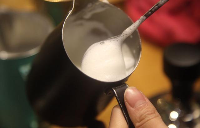 打奶泡用什么牛奶要热还是冷（打奶泡的正确方法和技巧）