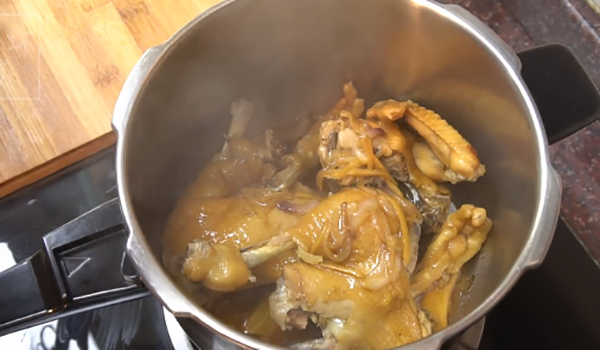 高压锅煮鸡肉要多少分钟（高压锅炖鸡20分钟够吗）