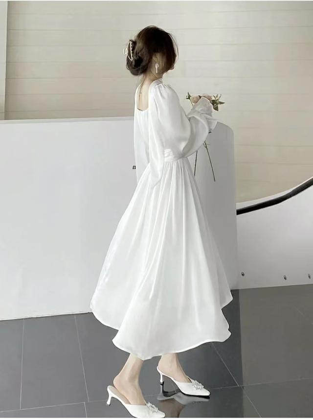 春季白色连衣裙搭配什么外套好看