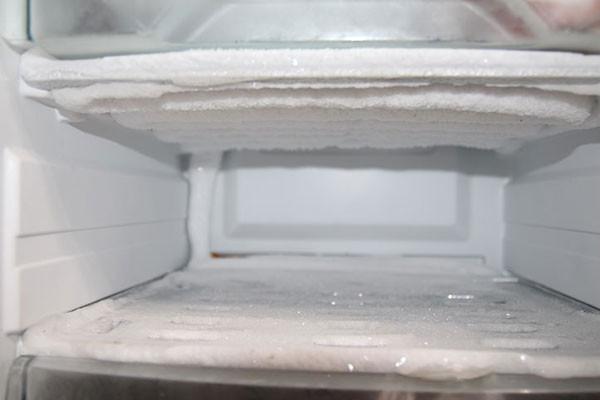 冰箱结霜的原因及处理方法（冰箱冷藏室结霜是怎么回事）